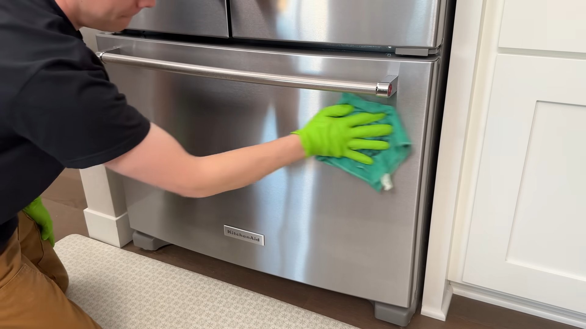Clean kitchen cabinets